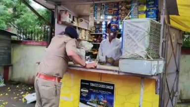 जबलपुर: बेलबाग में एडिशनल एसपी अनु बेनीवाल ने स्कूल के पास पान टपरों पर छापा मारा