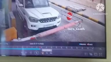 डीडवाना: छापरी टोल प्लाजा पर एक गाड़ी चालक की दबंगई, MLA स्टीकर लगी स्कॉर्पियो ने बैरियर तोड़कर फरार हुआ