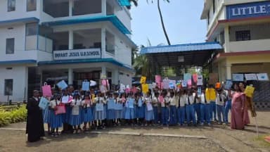 കൊച്ചി: പേപ്പർ ബാഗുകൾ വിതരണം ചെയ്തു