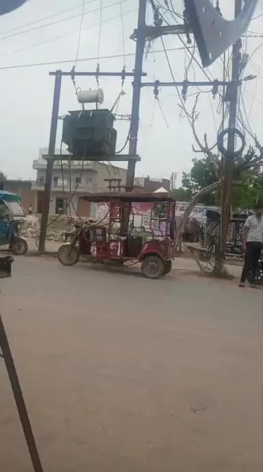 *अम्बाह में खुलेआम हो रही बिजली चोरी! सड़कों किनारे बिजली के खंभों से चार्ज हो रहे ई-रिक्शा, विभाग बेखबर