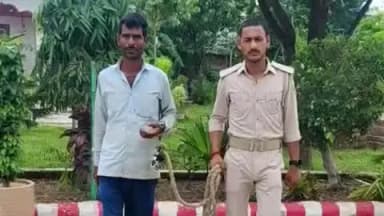 शेखपुरा: उत्पाद विभाग ने छापेमारी कर एक शराब तस्कर को एक लीटर विदेशी शराब के साथ किया गिरफ्तार, बाइक भी जब्त