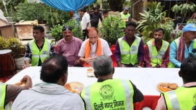शाहदरा: महापौर प्रवेश वाही ने स्वच्छता सैनिकों के साथ मनाया जन्मदिन, बोले- जनता का स्नेह ही सबसे बड़ा उपहार है
