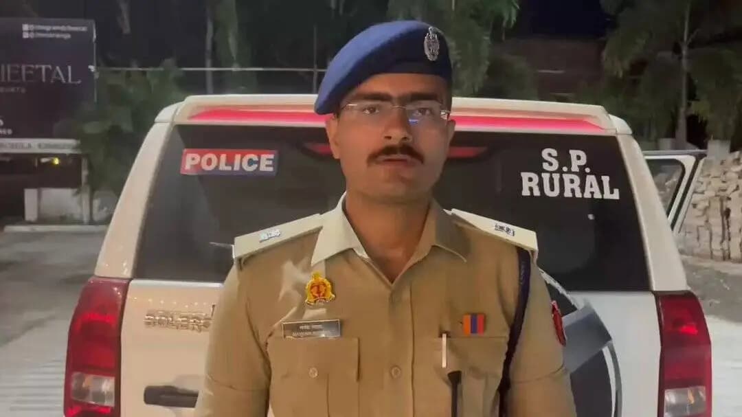 #SaharanpurPolice
#बाईट
➡️आज दिनांक 17.07.2026 को थाना सरसावा क्षेत्र के ग्राम कुतुबपुर में एक युवक का शव मिलने की सूचना पर थाना सरसावा पुलिस द्वारा तत्काल घटनास्थल पहुँचकर शव को कब्जे में लेकर पोस्टमार्टम की कार्यवाही हेतु भिजवाया गया। फील्ड यूनिट द्वारा घटनास्थल से साक्ष्य संकलन किये गये हैं।युवक की पहचान ग्राम कुतुबपुर निवासी विपिन उर्फ भूरा उम्र 19 वर्ष के रुप मेे हुई। घटना के सफल अनावरण हेतु पांच पुलिस टीमों का गठन किया गया है। पोस्टमार्टम रिपोर्ट एंव परिजनों की तहरीर के आधार पर अग्रिम विधिक कार्यवाही की जायेगी।
➡️जिसके संबंध में पुलिस अधीक्षक ग्रामीण,सहारनपुर के द्वारा दी गयी बाईट।
@Uppolice
@adgzonemeerut
@digsaharanpur
@aajtak