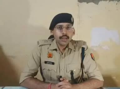 #Aligarhpolice
थाना रोरावर- आज शाम लगभग 5:00 बजे श्री रामपुरम कॉलोनी, थाना रोरावर क्षेत्र से एक 112 पर चोरी का इवेंट आया। जिसमें यह सूचना दी गई थी कि घर से कुछ कैश और कुछ प्रॉपर्टी के दस्तावेज और कुछ अन्य जो वैल्युएबल्स हैं, वो चोरी हो गए हैं। इस पर तत्काल स्थानीय पुलिस, उसके बाद मेरे द्वारा भी और हमारी एसओजी (SOG) की टीम द्वारा मौका मुआयना किया गया है। वहां पे फील्ड यूनिट भी वहां पर गई और वहां पर जब वादी से बातचीत की गई, तो उनके द्वारा बताया गया कि जैसे ही वो अपने काम के लिए निकले सुबह 10:00 बजे, तो उसके बाद दो अज्ञात लोग जो है घर में घुस आए और जिन्होंने वहां पे लूट कारित की घर के अंदर और वहां से जो है कुछ कैश, ज्वेलरी और कुछ जो प्रॉपर्टी के डाक्यूमेंट्स भी जो हैं, वो भी उन्होंने वहां से जो है लूट के वहां से भागे हैं।
तत्काल इसमें सभी टीमों का गठन कर दिया गया है और जो अभी तक इनिशियल इन्वेस्टिगेशन है, उसमें हमें कुछ इंपॉर्टेंट इसमें लीड्स भी मिली हैं। इसमें यह भी बात सामने आई है कि जो वादी की बेटी थी, वो किसी तरीके से उसको जो बदमाश हैं, जो चोर हैं जो आए थे घर में, वो उसको जानते थे। उन्होंने उसका नाम भी वहां पे पुकारा है। उसके फोन से भी हमें कुछ इंपॉर्टेंट एविडेंस मिले हैं और जो अभी तक हमें लीड मिली है और जो इसमें टीमें लगाई गई हैं, जल्द ही इसमें घटना का जो है सफल अनावरण इसमें किया जाएगा।
उक्त के संबंध में पुलिस अधीक्षक नगर श्री आदित्य बंसल द्वारा दी गई बाइट-
#UPPolice
@Uppolice