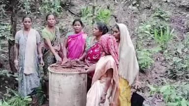 ମୋହନା: ତାତିଲେ ମହିଳା ଘରେ ପସି ନଷ୍ଟ କଲେ ମହୁଲି ମଦ।