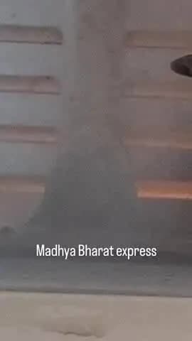 🛕 फ्रिज के फ्रीजर में दिखी बर्फ की शिवलिंग जैसी आकृति