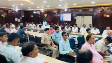 समाहरणालय, कैमूर*
=================
जिला जनसम्पर्क कार्यालय*
==================
प्रेस विज्ञप्ति*
दिनांक 17.07.2026*
==================
स्वतंत्रता दिवस समारोह 2026 की तैयारी हेतु जिला पदाधिकारी की अध्यक्षता में बैठक आयोजित
स्वतंत्रता दिवस समारोह 2026 के सफल आयोजन को लेकर आज समाहरणालय स्थित माँ मुंडेश्वरी सभागार में जिला पदाधिकारी श्री नितिन कुमार सिंह की अध्यक्षता में एक महत्वपूर्ण समीक्षा बैठक आयोजित की गई।
बैठक का मुख्य उद्देश्य राष्ट्रीय पर्व को गरिमामय, भव्य और सुचारू रूप से मनाने के लिए समय पूर्व सभी आवश्यक तैयारियों को सुनिश्चित करना है।
बैठक में पुलिस अधीक्षक, उप विकास आयुक्त, गणमान्य व्यक्ति, अपर समाहर्ता, सिविल सर्जन, जिला शिक्षा पदाधिकारी, कार्यपालक पदाधिकारी नगर परिषद, जिला सूचना जनसंपर्क पदाधिकारी सहित समस्त संबंधित विभागों के वरीय अधिकारी उपस्थित थे।
बैठक में स्वतंत्रता दिवस के आयोजन से संबंधित समस्त तैयारियों की समीक्षा की गई तथा विभिन्न विभागों को उनके दायित्व सौंपे गए।
जिला पदाधिकारी ने निर्देशित किया कि समारोह के सभी कार्यक्रम गरिमामय, सुव्यवस्थित और समयबद्ध ढंग से आयोजित हों। उन्होंने समारोह स्थल की साफ-सफाई, सजावट, पेयजल, स्वास्थ्य सुविधा, सुरक्षा व्यवस्था, सांस्कृतिक कार्यक्रमों, मुख्य समारोह स्थल पर आमंत्रित गणमान्य व्यक्तियों की व्यवस्था, झंडोत्तोलन कार्यक्रम आदि बिंदुओं पर विशेष ध्यान देने को कहा।
जिला पदाधिकारी ने कहा कि स्वतंत्रता दिवस का आयोजन राष्ट्रप्रेम और जनभागीदारी का उत्सव होता है, अतः इसकी तैयारी में कोई कोताही न हो। सभी विभाग आपसी समन्वय से कार्य करें ताकि समारोह सफलतापूर्वक सम्पन्न हो।
Information & Public Relations Department, Government of Bihar