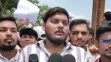 आरा: आरा के वीर कुंवर सिंह विश्वविद्यालय में भारी बवाल, राज्यपाल के काफिले को दिखाए काले झंडे