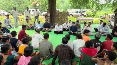 जागरगुंडा: कलेक्टर ने दो नदियां पार कर ग्रामीणों के बीच बैठकर सुनी उनकी समस्याएं