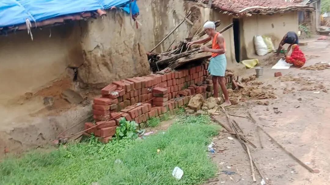 मूसलाधार बारिश से गुरुआ क्षेत्र के मटुआ टोला बालापर घर गिरा 😭