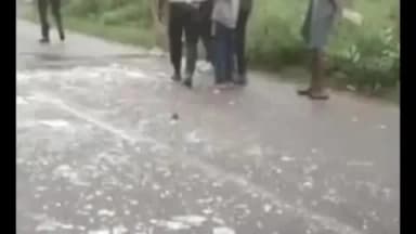 कायमगंज: गांव ब्राहिमपुर और बलीपुर के पास खड़े ट्रक में घुसी दिल्ली से आ रही स्लीपर बस, धक्का देकर बस को सड़क से हटाया, चालक फरार