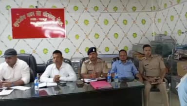 मदनपुर: मदनपूर्व प्रखंड कार्यालय स्थित बहुउद्देशीय भवन में संभावित भारी वर्षा को लेकर आपदा प्रबंधन समिति की बैठक आयोजित की गई