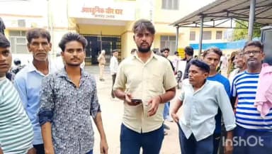 उन्नाव: उन्नाव सदर कोतवाली क्षेत्र में युवती का शव फांसी के फंदे से लटका मिला, परिजन पोस्टमार्टम हाउस पहुंचे