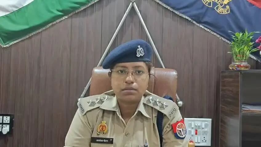 #BijnorPolice
थाना मण्डावली के मु0अ0सं0 75/2026, धारा 137(2) बीएनएस में पुलिस अभिरक्षा से फरार अभियुक्त को पुलिस टीम द्वारा पुनः गिरफ्तार करने के संबंध में क्षेत्राधिकारी नजीबाबाद की बाइट।
#UPPolice https://t.co/r99T9cntAb
