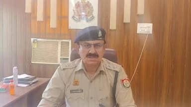 दिनांक 17.07.2026 की रात करीब 8:00 - 8:30 बजे के करीब ग्राम शाहपुर चैनपुर थाना मगोर्रा क्षेत्रांतर्गत महेश और राजू में धान की रोपाई को लेकर कहासुनी हुई। वहीं विकास ने आकर महेश को धक्का दे दिया। यही बात महेश ने अपनी पत्नी सरोज और गोपाल को बताई। गोपाल और सरोज मौके पर आए। इसी दौरान विकास ने कहासुनी के दौरान उन पर फायर कर दिया। दोनों घायलों को अस्पताल ले जाया गया। मेरे द्वारा गाँव में जाकर घटना के संबंध में जानकारी की गई, तो ज्ञात हुआ कि विकास के द्वारा सरोज पर फायर किया गया है। अस्पताल में डॉक्टरों द्वारा बताया गया है कि इनके चेहरे पर जो लाल निशान हैं, वह गनपाउडर के निशान हैं,तहरीर अप्राप्त है, तहरीर प्राप्त होने पर विधिक कार्रवाई अमल में लाई जाएगी।"
बाइट:- श्री अनिल कुमार सिहं,क्षेत्राधिकारी गोवर्धन जनपद मथुरा।
#co_goverdhan
@Uppolice
@adgzoneagra
@digrangeagra