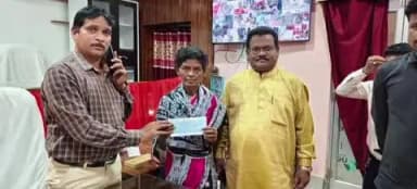 ଖରିଆର: ଖଡିଆଳ ନୂତନ ବସଷ୍ଟାଣ୍ଡ ସମ୍ମୁଖରେ ରାଜପଥରେ ସଡ଼କ ଦୁର୍ଘଟଣାରେ ଯୁବକଙ୍କ ମୃତ୍ୟୁ ଘଟଣା, ମୃତକ ପରିବାରଙ୍କୁ ରେଡ୍କ୍ରସ ପାଣ୍ଠି ରୁ ସହାୟତା