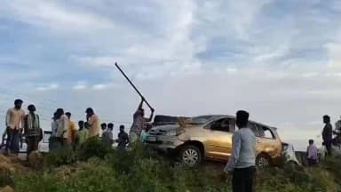 ಬೇಲೂರು: ಬೇಲೂರಿನಲ್ಲಿ ಗ್ಯಾಂಗ್ ವಾರ್: ಪ್ರೇಮ ವಿವಾಹದ ಕಿಡಿ, ರಣರಂಗವಾದ ಜೆ.ಪಿ. ನಗರ; ಪೊಲೀಸರ ಮೇಲೆಯೇ ಪುಂಡರ ಹಲ್ಲೆ!