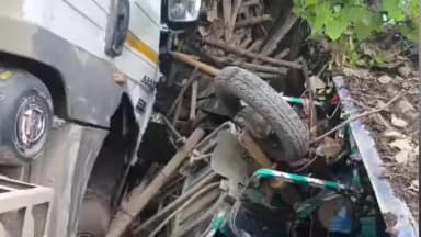 समस्तीपुर: गंगापुर चौक के पास अनियंत्रित हाईवा से स्कूल बस ड्राइवर ने अपनी जान दे बचाई तीन बच्चों की जान, ई-रिक्शा भी क्षतिग्रस्त
