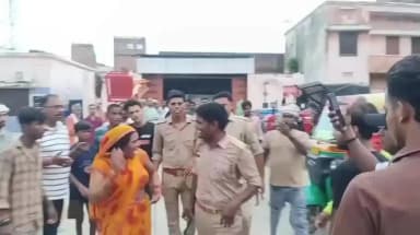 घोसी: दोहरिघाट इलाके में विक्रम डोम की मौत के बाद महिलाओं ने पुलिस पर लगाया आरोप, पुलिस कर्मी को दौड़ाया, जांच में जुटी पुलिस