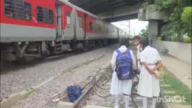 महाराजगंज: बछरावां में रेलवे ट्रैक पार करते समय ट्रेन की चपेट में आने से स्कूली छात्र व छात्राएं बाल-बाल बचे, दहशत में छात्र