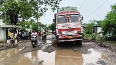 भाटापारा- रियल इस्पात में आवागमन हो रही भारी वाहन से रोड हुआ जर्जर,,,ग्रामीणों में भारी आक्रोश