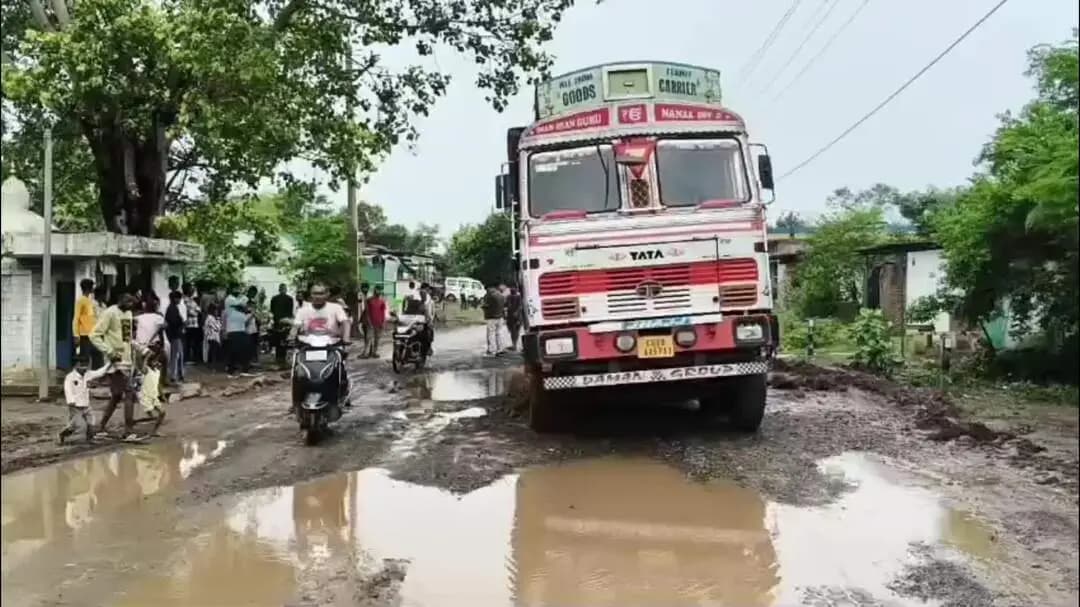 भाटापारा- रियल इस्पात में आवागमन हो रही भारी वाहन से रोड हुआ जर्जर,,,ग्रामीणों में भारी आक्रोश