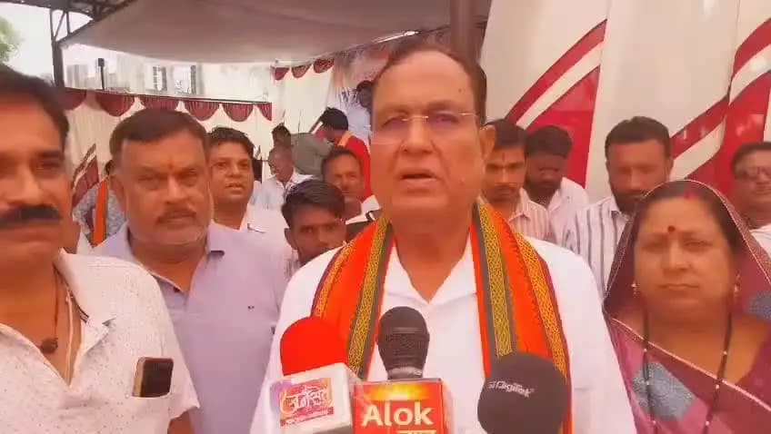 एल्डरमैनो के शपथ ग्रहण समारोह में शरीक हुए पूर्व विधानसभा अध्यक्ष गौरीशंकर अग्रवाल।