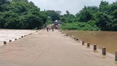 জামবনি: ডুলুং নদীর জলের তলায় চিল্কিগড়ের কজওয়ে,কাঁধে সাইকেল তুলে চলছে পারাপার