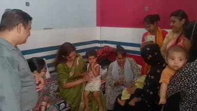 बागपत: डीएम अस्मिता लाल ने बच्चों को पोलियो की दवा पिलाकर टीकाकरण अभियान का शुभारंभ किया