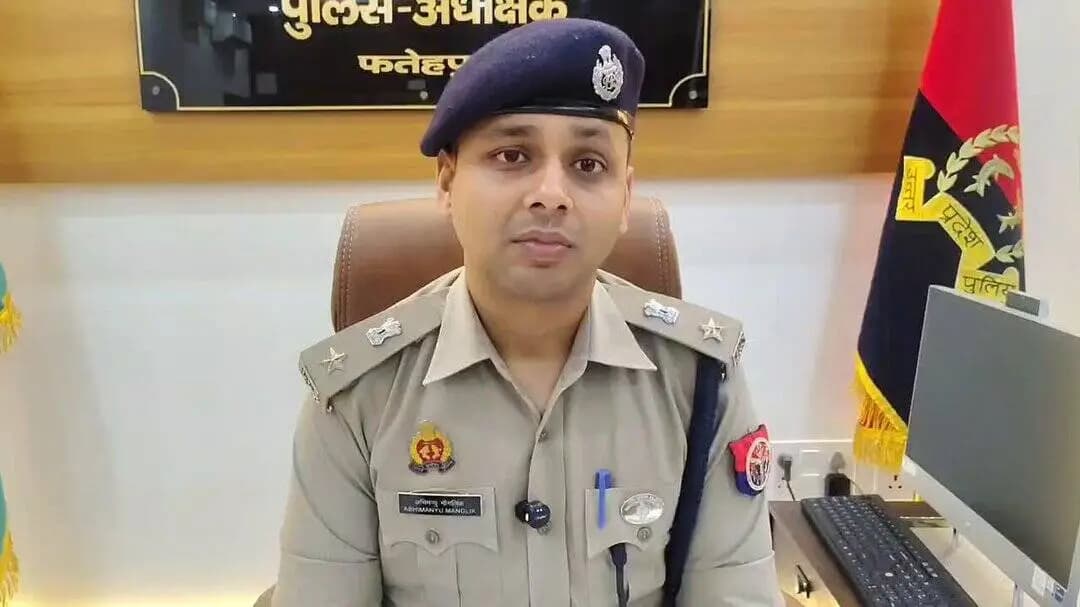 "आज प्रातः लगभग 07:30 बजे थाना हथगांव पुलिस को सूचना प्राप्त हुई कि ग्राम अमिलिहा पाल जाने वाले नहर मार्ग पर कुछ मृत गोवंश पड़े हुए हैं। सूचना प्राप्त होते ही थाना हथगांव एवं थाना हुसैनगंज पुलिस तत्काल मौके पर पहुँची। घटनास्थल थाना हथगांव क्षेत्रांतर्गत स्थित है। पुलिस द्वारा आवश्यक विधिक कार्रवाई करते हुए मृत गोवंशों का नियमानुसार निस्तारण (दफन) कराया गया। इस संबंध में चौकी प्रभारी छिवलहा की तहरीर के आधार पर थाना हथगांव पर सुसंगत धाराओं में अभियोग पंजीकृत कर लिया गया है। घटना के शीघ्र एवं सफल अनावरण हेतु मेरे द्वारा पाँच पुलिस टीमों का गठन किया गया है। सभी टीमें विभिन्न बिंदुओं पर गहनता से जांच एवं अभियुक्तों की तलाश में लगी हुई हैं। मेरा विश्वास है कि इस घटना का शीघ्र अनावरण करते हुए इसमें संलिप्त सभी अभियुक्तों को गिरफ्तार किया जाएगा तथा उनके विरुद्ध विधि के अनुसार कठोरतम कार्रवाई सुनिश्चित की जाएगी।" के संबंध में #Spfhr की बाइट।
@Uppolice @ADGZonPrayagraj @igrangealld