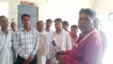 तहसील किरावली मे दाउदपुरसाबरा गाव मे बरा नाली का पानी की गाव वालो ने शिकयात