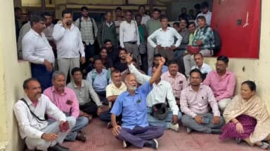 बागेश्वर: शिक्षक हत्या मामले में देरी से नाराज परिजन, प्रशासन के खिलाफ नारेबाजी