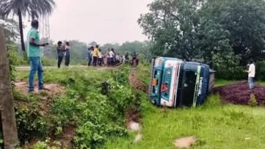 କେନ୍ଦୁଝର ସଦର: ଉଖୁଣ୍ଡା- ବାଉଁଶୁଳି ରାସ୍ତା ଭଅଁରପୁର ନିକଟର ଭାରସାମ୍ୟ ହରାଇ ଖାଲି ଥିବା ତେଲ ଟାଙ୍କି ଗାଡି ଓଲଟି ପଡିଥିବା ସୂଚନା ମିଳିଛି
