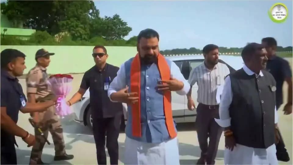 स्टेट हैंगर, पटना में इनॉग्रेशन ऑफ स्टेट हैंगर एण्ड डिस्ट्रीब्यूशन ऑफ सी०पी०एल० एवं हेलीकॉप्टर जॉय राइड और पर्यटन योजनाओं का माननीय मुख्यमंत्री श्री सम्राट चौधरी जी ने किया उद्घाटन।
#CMSamratChoudhary
#CMOBihar
#HelicopterJoyRide
#TourismInitiatives
#tourismbihargov
#katihar @topfans Information & Public Relations Department, Government of Bihar
