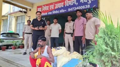 मधेपुरा: मधेपुरा में 5 लाख का अवैध कफ सिरप जब्त, सिंहेश्वर मंदिर परिसर से होती थी तस्करी; 1750 पीस घर से बरामद