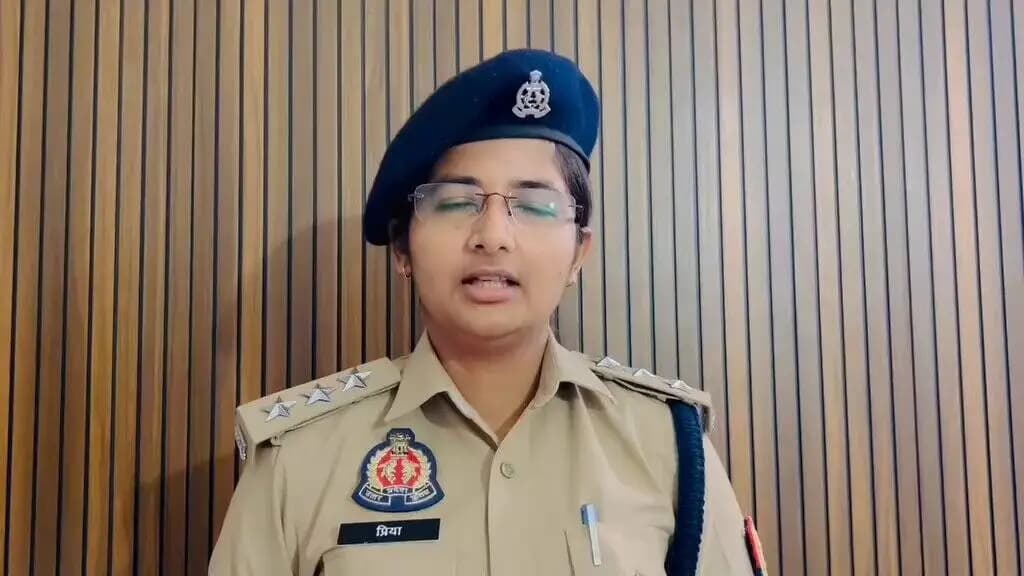 #SaharanpurPolice
#बाईट
➡️दिनांक 18.07.2026 को सूचना प्राप्त हुई कि थाना बेहट क्षेत्रान्तर्गत ग्राम रुहाल्का में एक व्यक्ति द्वारा फांसी लगाकर आत्महत्या कर ली गई है। सूचना प्राप्त होते ही थाना बेहट पुलिस तत्काल मौके पर पहुंची। जांँच के दौरान मृतक की पहचान शहबान पुत्र अब्दुल सत्तार के रूप में हुई। प्रारंभिक जांँच में यह तथ्य प्रकाश में आया कि पारिवारिक कलह एवं विवाद के चलते मृतक द्वारा आत्महत्या किया जाना प्रतीत होता है। पुलिस द्वारा शव को कब्जे में लेकर पंचायतनामा की कार्रवाई कर पोस्टमार्टम हेतु भेजा जा रहा है। घटनास्थल से फील्ड यूनिट द्वारा आवश्यक साक्ष्य संकलित किए गए हैं। प्रकरण में अन्य आवश्यक विधिक कार्रवाई प्रचलित है।
➡️जिसके संबंध में #CO_BEHAT सुश्री प्रिया यादव के द्वारा दी गयी बाईट।
@Uppolice
@adgzonemeerut
@digsaharanpur
@aajtak
