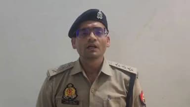#Aligarh । #AligarhPolice
थाना दादों- सोशल मीडिया पर वायरल फायरिंग के वीडियो के संबंध में अवगत कराना है कि यह वीडियो थाना दादों क्षेत्र के मौहम्मदपुर (नगला तैलिया) से संबंधित है । जिसमें प्रथम पक्ष मनोज व द्वितीय पक्ष प्रवीन के मध्य खेत जोतने व मेड़ तोडने के ऊपर विवाद हुआ था । जिसमें प्रवीन पक्ष द्वारा मनोज पक्ष पर फायरिंग की गई, जिसमें कोई घायल/ जनहानि नही हुई है । प्रकरण में तहरीर प्राप्त कर अभियोग पंजीकृत करते हुए अग्रिम विधिक कार्यवाही प्रचलित की गई ।
इस संबंध में क्षेत्राधिकारी छर्रा द्वारा दी गई बाइट
@Uppolice