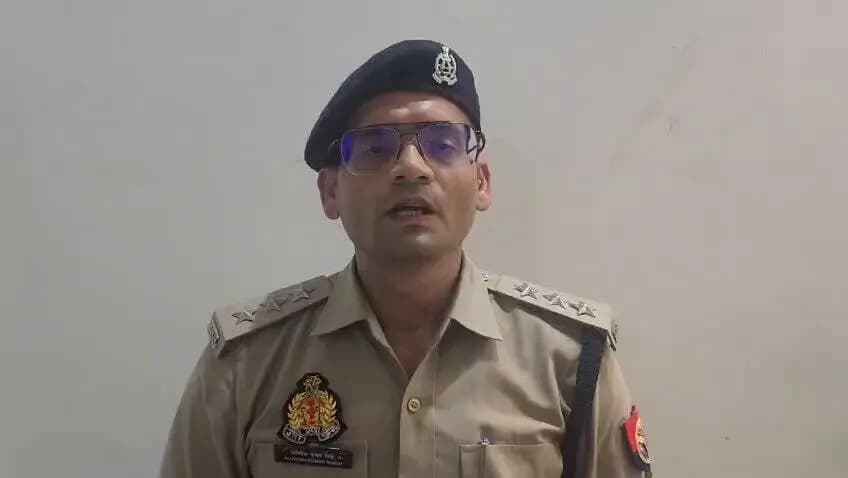 #Aligarh । #AligarhPolice
थाना दादों- सोशल मीडिया पर वायरल फायरिंग के वीडियो के संबंध में अवगत कराना है कि यह वीडियो थाना दादों क्षेत्र के मौहम्मदपुर (नगला तैलिया) से संबंधित है । जिसमें प्रथम पक्ष मनोज व द्वितीय पक्ष प्रवीन के मध्य खेत जोतने व मेड़ तोडने के ऊपर विवाद हुआ था । जिसमें प्रवीन पक्ष द्वारा मनोज पक्ष पर फायरिंग की गई, जिसमें कोई घायल/ जनहानि नही हुई है । प्रकरण में तहरीर प्राप्त कर अभियोग पंजीकृत करते हुए अग्रिम विधिक कार्यवाही प्रचलित की गई ।
इस संबंध में क्षेत्राधिकारी छर्रा द्वारा दी गई बाइट
@Uppolice