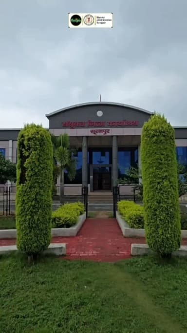 स्वच्छ भारत मिशन के तहत "स्वच्छ नगर–सुंदर कार्यालय" अभियान को मिली नई गति। कलेक्टर श्रीमती रेना जमील के निर्देशन में संयुक्त जिला कार्यालय एवं जिला पंचायत परिसर में वृहद स्वच्छता अभियान एवं पौधरोपण किया गया।
#SwachhBharatMission #SwachhNagarSundarKaryalaya #Surajpur #DistrictAdministration #JanBhagidari
@chhattisgarhcmo @dpr.chhattisgarh @rena_jamil_ias