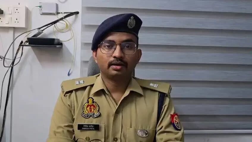 #gorakhpurpolice
➡️#PsGulriha क्षेत्रान्तर्गत बीआरडी मेडिकल कॉलेज के आसपास चेकिंग अभियान चलाकर 18 अवैध रूप से संचालित एम्बुलेंस को सीज कर अग्रिम विधिक कार्यवाही की जा रही है।
➡️जिसके संबंध में #spcitygkp द्वारा दी गयी वीडियो बाईट-
#UPPolice
@dgpup @AdgGkr @adgzonegkr @diggorakhpur