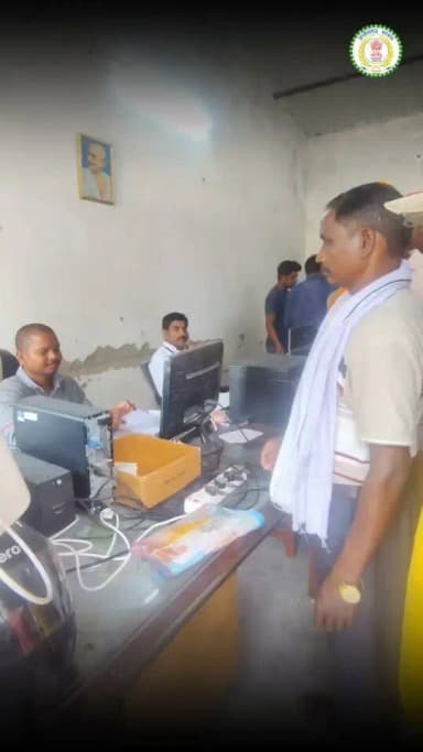 जिले के किसान पारंपरिक उर्वरकों के साथ-साथ नैनो उर्वरकों को भी अपनाने लगे हैं। इसी क्रम में विकासखंड मनेन्द्रगढ़ के ग्राम चैनपुर निवासी किसान समयलाल ने इस खरीफ सीजन में पहली बार अपनी खेती में नैनो यूरिया एवं नैनो डीएपी के उपयोग का निर्णय लिया है। समयलाल प्राथमिक कृषि साख सहकारी समिति से नैनो यूरिया एवं नैनो डीएपी प्राप्त करने पहुंचे। उन्होंने बताया कि खेती में नई तकनीकों का उपयोग समय की आवश्यकता है और इससे कम लागत में बेहतर उत्पादन प्राप्त किया जा सकता है। उन्होंने विश्वास जताया कि नैनो उर्वरकों के उपयोग से उनकी फसल की बढ़वार बेहतर होगी तथा उत्पादन में वृद्धि होगी। समयलाल ने बताया कि पिछले खरीफ सीजन में उनके गांव एवं आसपास के कई किसानों ने नैनो यूरिया और नैनो डीएपी का प्रयोग किया था। उन किसानों की फसल की अच्छी बढ़वार, बेहतर हरियाली और संतोषजनक उत्पादन को देखकर उनके मन में भी इन उर्वरकों के प्रति विश्वास बढ़ा।
CMO Chhattisgarh DPR Chhattisgarh
#chhattisgarh #mcbdistrict