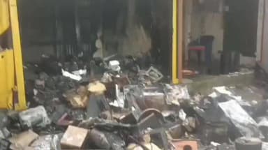 তুফানগঞ্জ ১: তুফানগঞ্জ শহর ইলেকট্রিক অফিস রোড এলাকায় ভয়াবহ অগ্নিকাণ্ড ,ভস্মিভূত একাধিক দোকান ক্ষয়ক্ষতির পরিমাণ কয়েক লক্ষাধিক টাকা