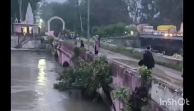 नारासन: मंगलौर में पुल पर एक युवती ने गंगनहर में कूदकर आत्महत्या का प्रयास किया, लोगों ने बचाई जान, वीडियो हुआ वायरल