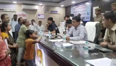 लखीमपुर: घर बचाने अकेले सदर तहसील पहुंचा 13 साल का अमिताभ, DM से बोला- ताऊ ने ताला जड़ दिया, खुलवा दीजिए