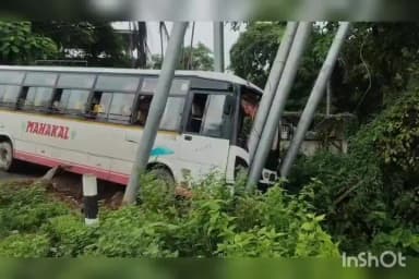 আজাৰা: হুদুমপুৰত দুৰ্ঘটনাগ্ৰস্ত যাত্ৰীবাহী বাছ