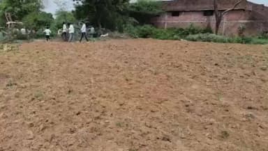 कालपी: आलमपुर में जमीन पर कब्जे की कोशिश का आरोप, करीब 50 लोग ट्रैक्टर और हथियार लेकर पहुंचे, विरोध पर जानलेवा हमले का दावा