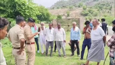 मऊरानीपुर: बंगरा चौकी क्षेत्र में 200 भैंसों ने किसानों की लाखों की फसल को चौपट किया, गुस्साए किसानों ने मवेशियों को पकड़कर बाड़े में किया