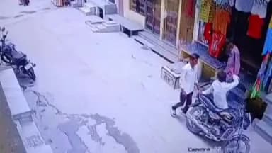 पिंडवाड़ा: पिंडवाड़ा शहर के मुख्य बाजार में कपड़े की दुकान पर चाकू दिखाकर दुकानदार को धमकाया, जूते-चप्पल बाहर उतारने को लेकर