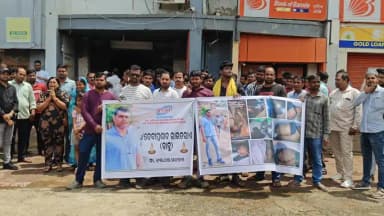 ଭୁବନେଶ୍ୱର: ଶାସ୍ତ୍ରୀ ନଗର ଛକରେ ମର୍ସିଡ଼ିଜ ଧକାରେ ବାଇକ ଚାଳକଙ୍କ ମୃତ୍ୟୁ ଘଟଣା,କ୍ଷତି ପୂରଣ ଦାବିରେ ମର୍ସିଡ଼ିଜ ଚାଳକଙ୍କ ଘର ଆଗରେ ପରିବାର ଲୋକଙ୍କ ଧାରଣା