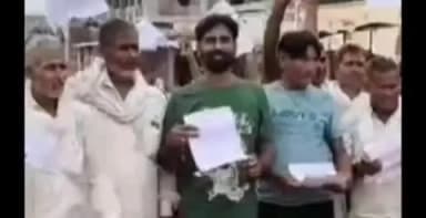 मण्डरायल: कस्बे में खाद की किल्लत से परेशान किसानों ने सड़क जाम कर किया विरोध प्रदर्शन